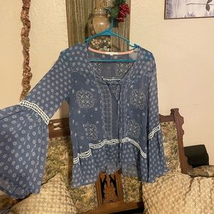 Size small blouse Francesca’s. Sheer blur with white design.